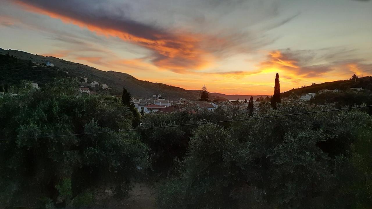 Villa Petrino - Central Flat Location Within Kassiopi. Sleeps 8 Exterior foto